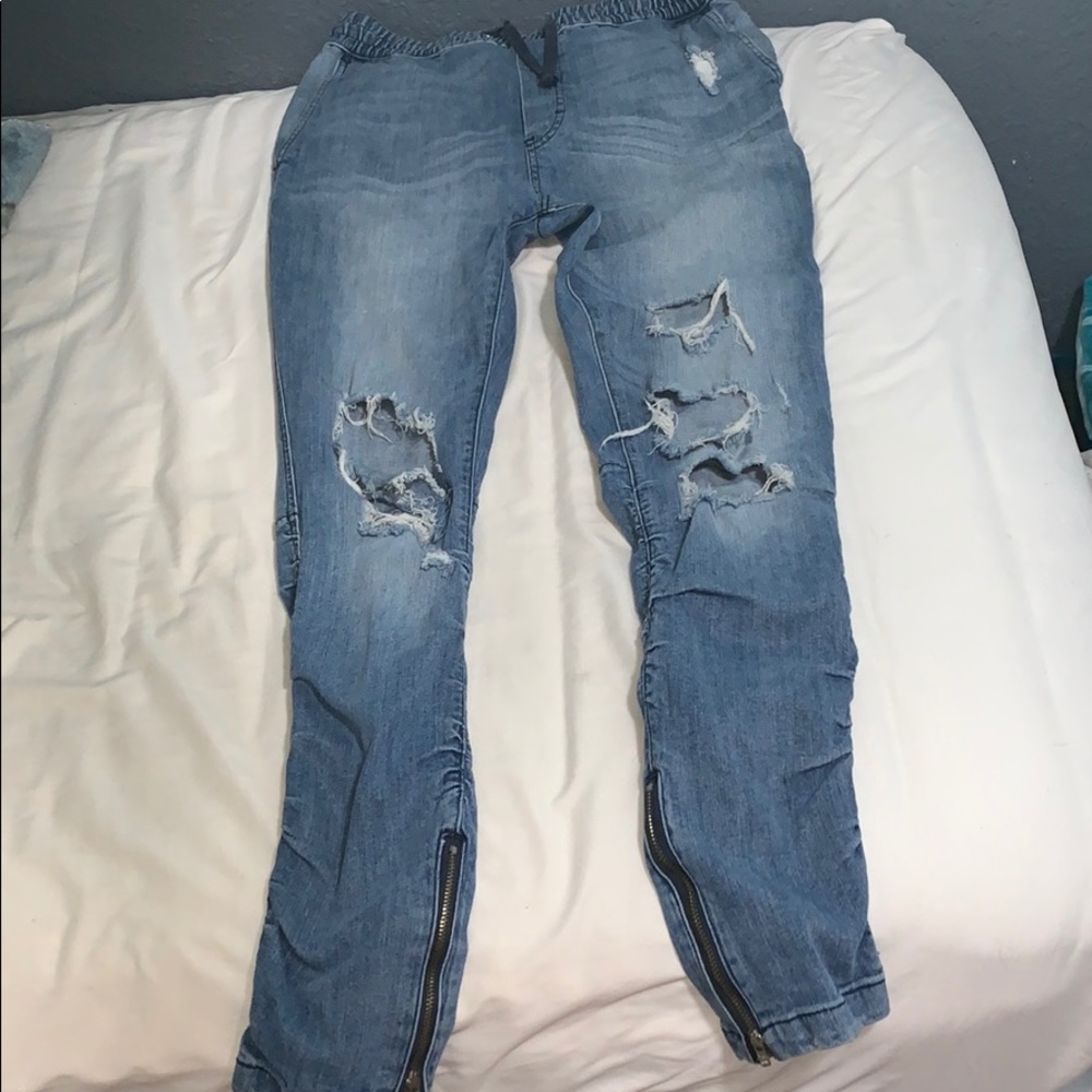 🔥H&M LIGHT WASH DISTRESS ZIPPER JEANS!!!